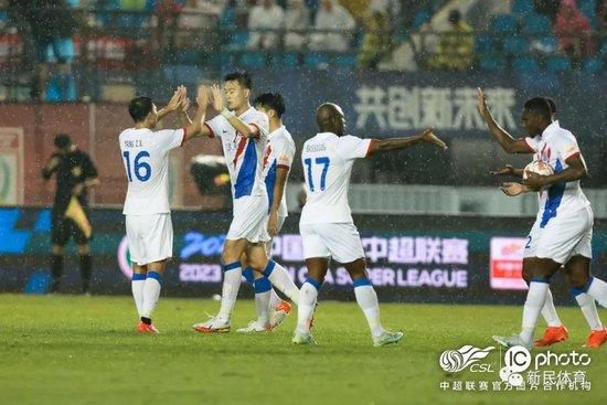 白老五欢呼了一声，一阵风似的过去把那一滩肉泥带着，两个人去了库房。